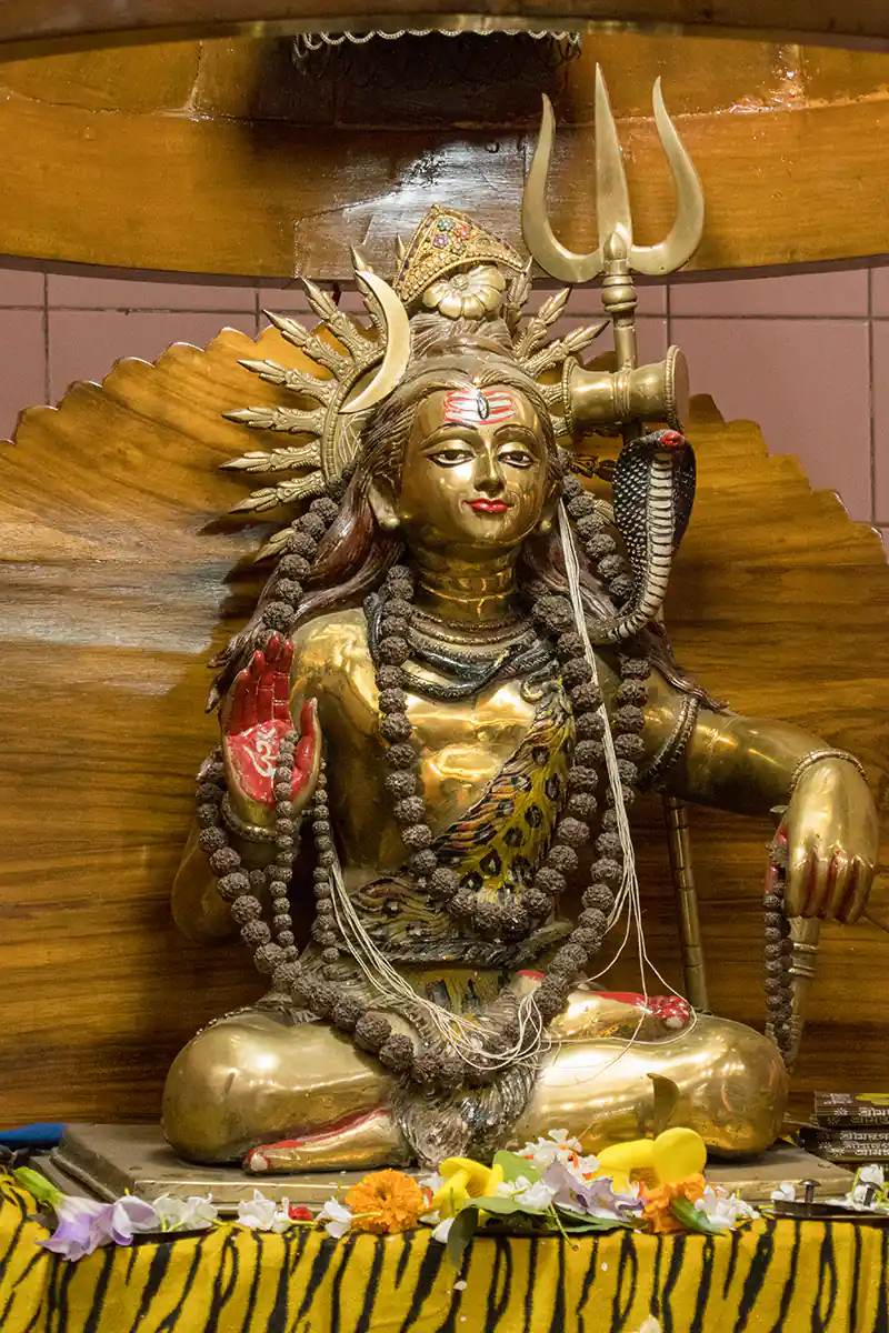Shiva statue at Dhakeshwari